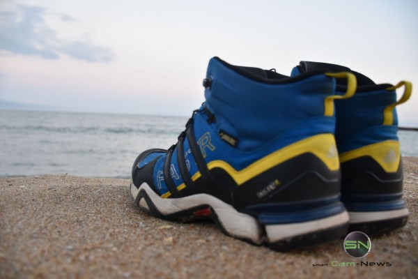 Schuhe aus ab ins Meer - Nikon D5500 Barcelona - SmartCamNews