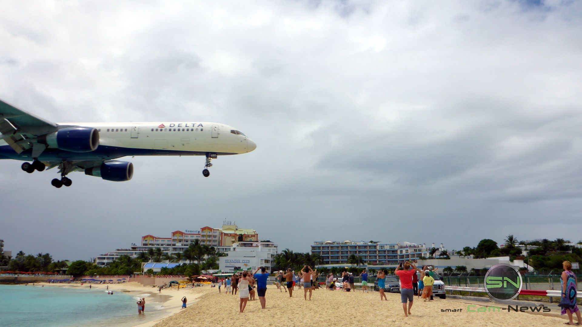 nah dran St Maarten Airbord - Panasonic DCM FT5 - SmartCamNews